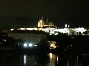 Foto noturna do Castelo de Praga