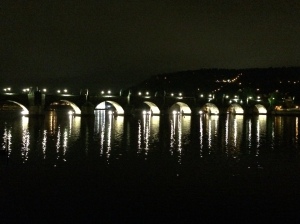 Foto noturna da Ponte Carlos